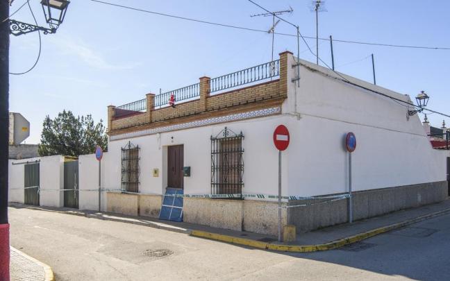 Fachada de la vivienda en la que se encontró el cadáver del hombre. Fachada de la vivienda en la que se encontró el cadáver del hombre.