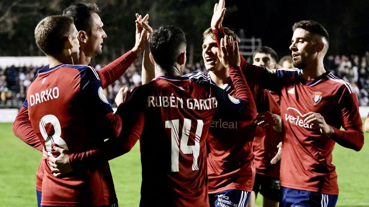 Los jugadores de Osasuna celebran el primer gol de Kike García.