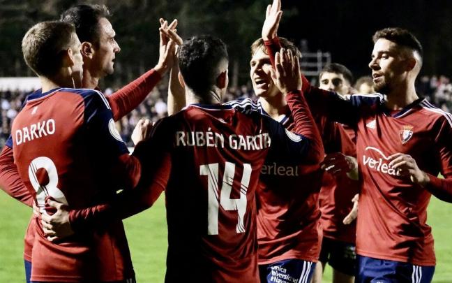 Los jugadores de Osasuna celebran el primer gol de Kike Garc&iacute;a.