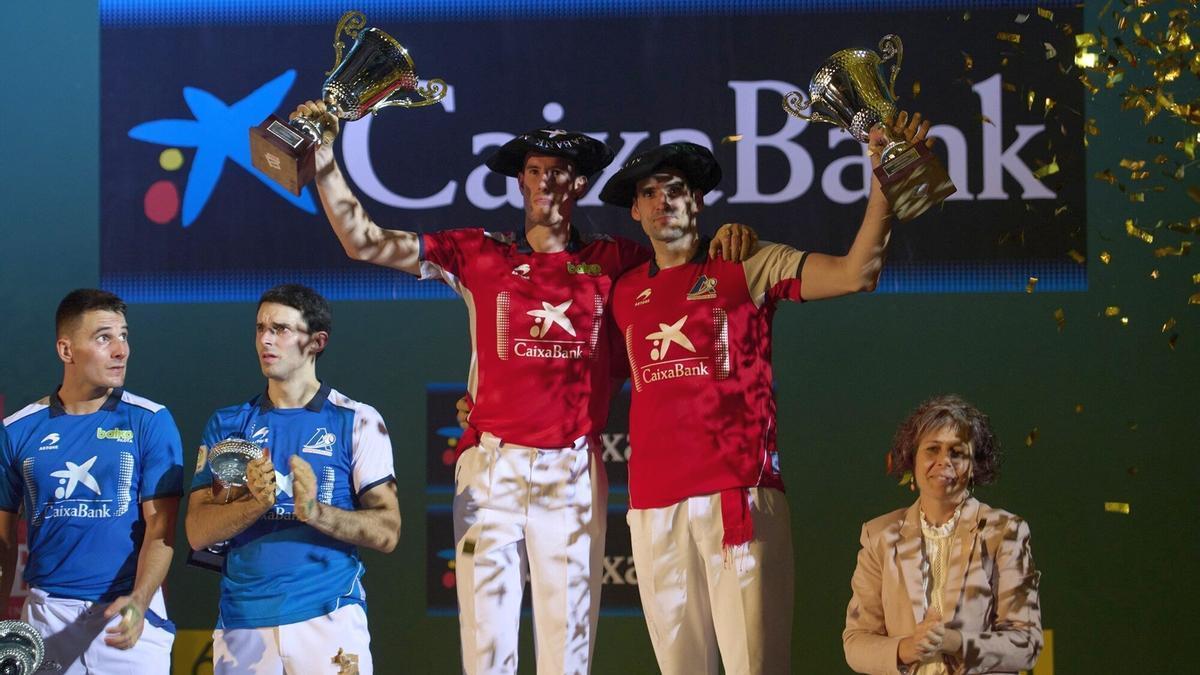 Ezkurdia y Mariezkurrena celebran la txapela en el Navarra Arena.