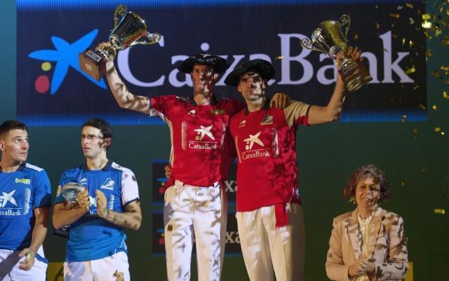Ezkurdia y Mariezkurrena celebran la txapela en el Navarra Arena.
