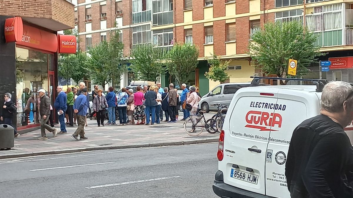 Largas colas de persona mayores en Vitoria.