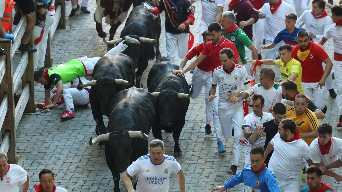 San Fermín | Séptimo encierro, con los Victorianos del Río, tramo del callejón (Oskar Montero)