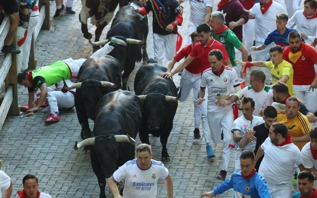 San Ferm&iacute;n | S&eacute;ptimo encierro, con los Victorianos del R&iacute;o, tramo del callej&oacute;n (Oskar Montero)