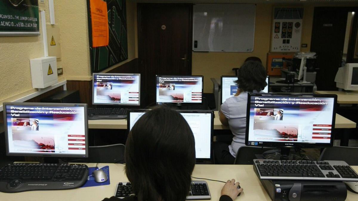 Dos personas en un cursillo de reuperación de puntos.