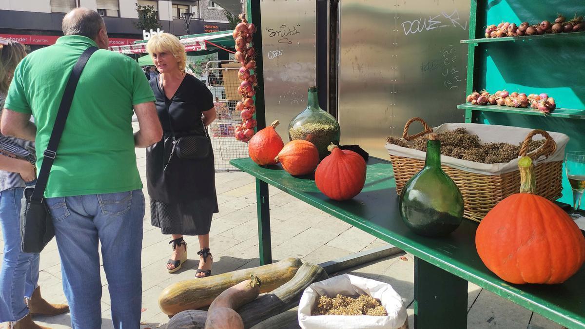 La zallarra Alicia Txabarri, en su puesto en la última feria de Gangas.