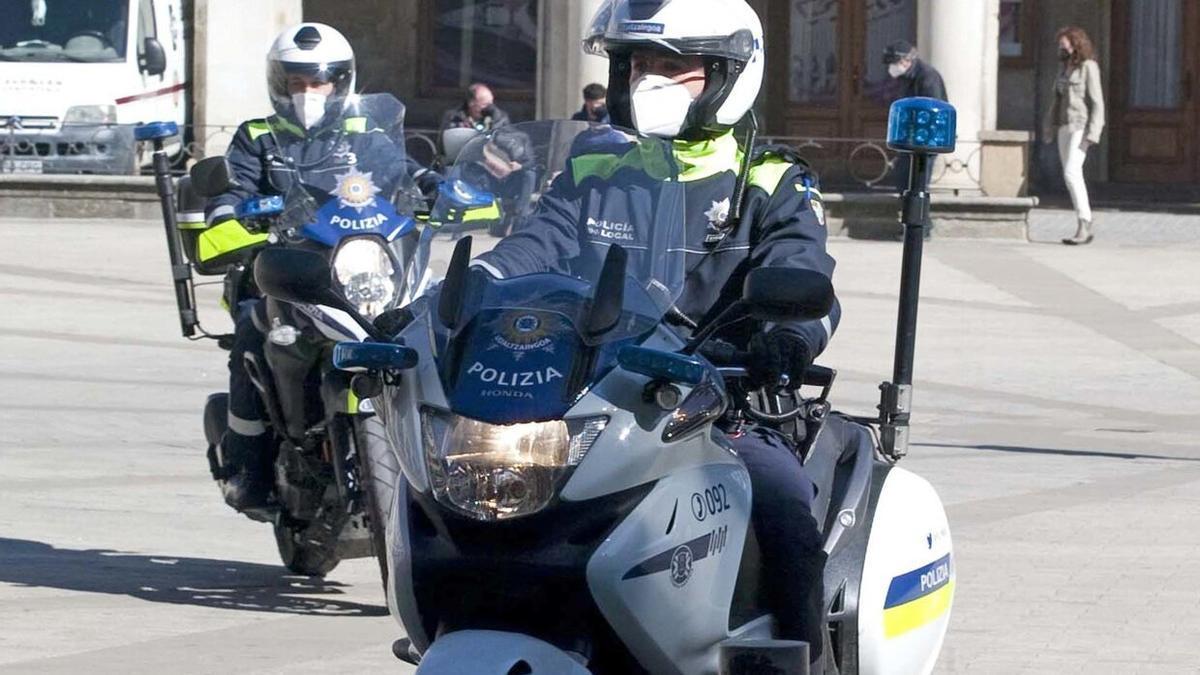 Dos agentes municipales en el centro de Vitoria.