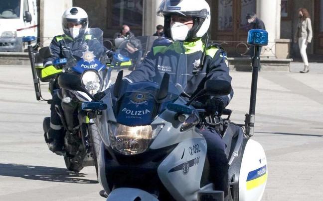 Dos agentes municipales en el centro de Vitoria.