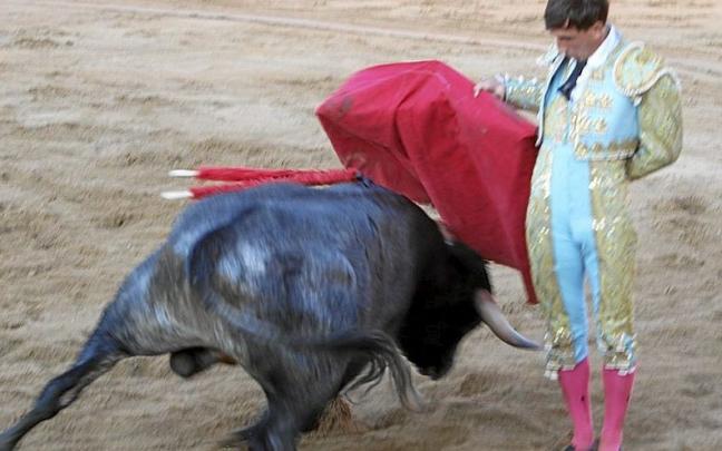 Miguel Serrano, por ‘manoletinas’ ante la brava acometida del cuarto miura, ‘Lumanco’.