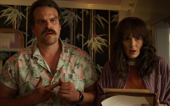 David Harbour junto a Winona Ryder en una secuencia de 'Stranger Things'. David Harbour junto a Winona Ryder en una secuencia de 'Stranger Things'.