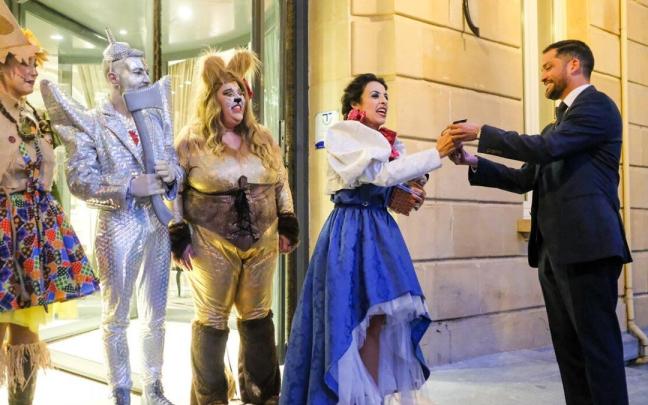 Entrega de las llaves de la ciudad a la Diosa Momo en el Hotel María Cristina de Donostia