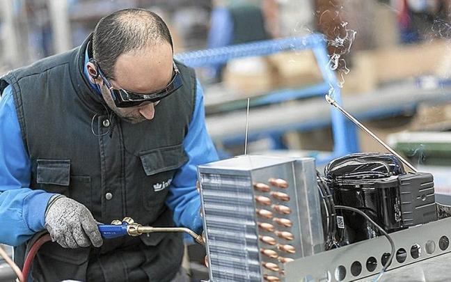 Las empresas ya han empezado a tomar medidas, como la de ajustar sus horarios. | FOTO: E.P. Las empresas ya han empezado a tomar medidas, como la de ajustar sus horarios. | FOTO: E.P.