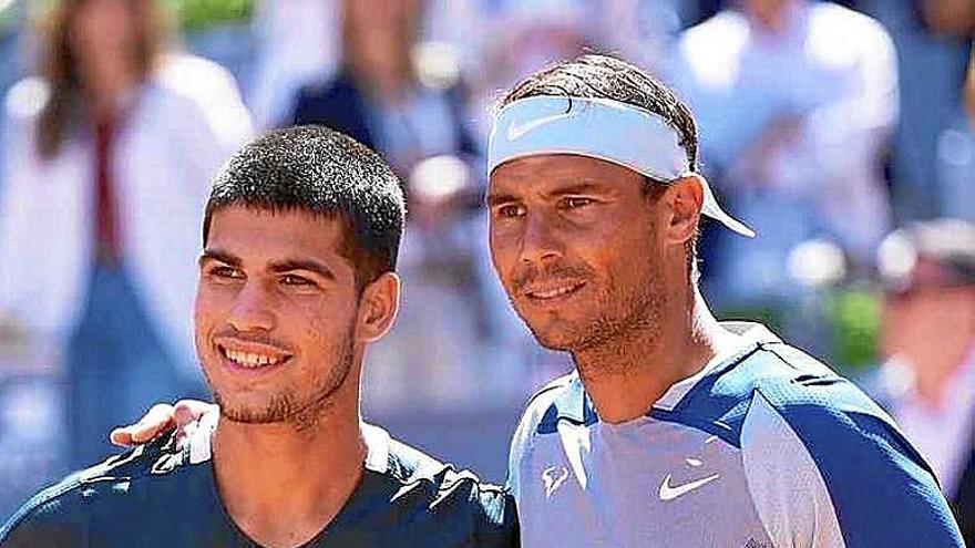 Alcaraz y Nadal posan en la red antes de un partido. | FOTO: EFE