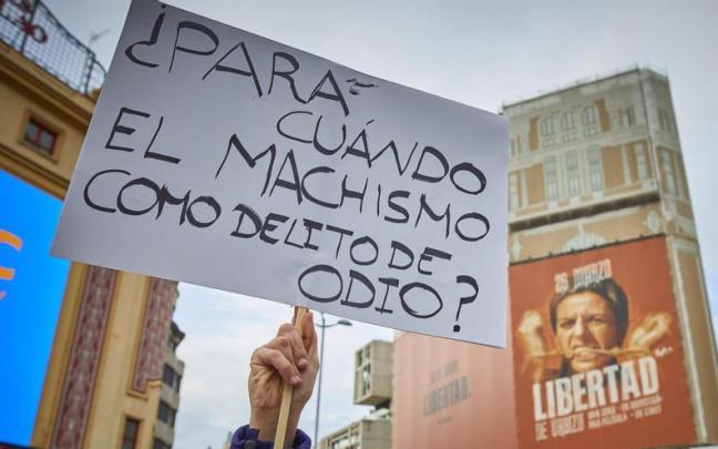 Unas mujer sostiene una pancarta donde se leer "¿Para cuándo el machismo como delito de odio?".