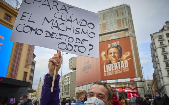 Unas mujer sostiene una pancarta donde se leer "¿Para cuándo el machismo como delito de odio?". Unas mujer sostiene una pancarta donde se leer "¿Para cuándo el machismo como delito de odio?".