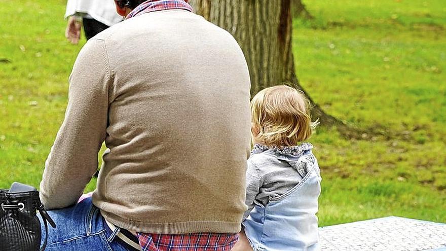 Un padre con su hijo en el parque. | FOTO: EUROPA PRESS