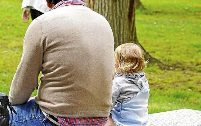 Un padre con su hijo en el parque. | FOTO: EUROPA PRESS