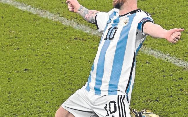 Lionel Messi celebra la consecuci&oacute;n del t&iacute;tulo en Catar.