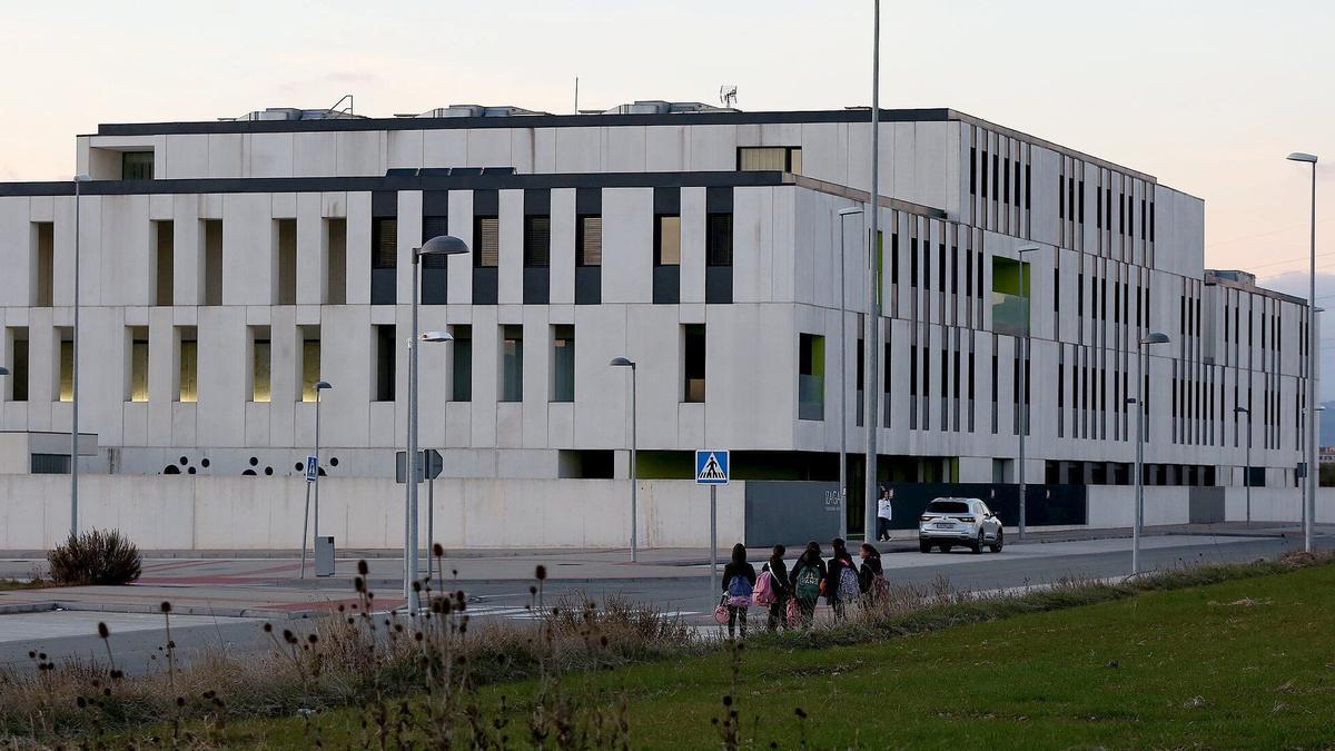 El exterior del colegio Izaga, en Cordovilla.