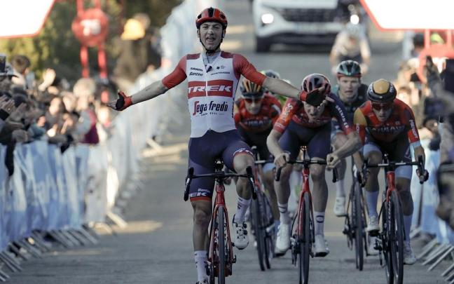 Ciccone festeja la victoria en el grupo de favoritos, con Pello Bilbao, Landa y Aranburu. Ciccone festeja la victoria en el grupo de favoritos, con Pello Bilbao, Landa y Aranburu.