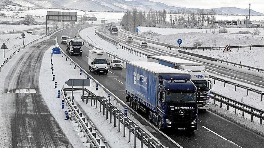 La primera nevada del invierno complica el tráfico en las carreteras