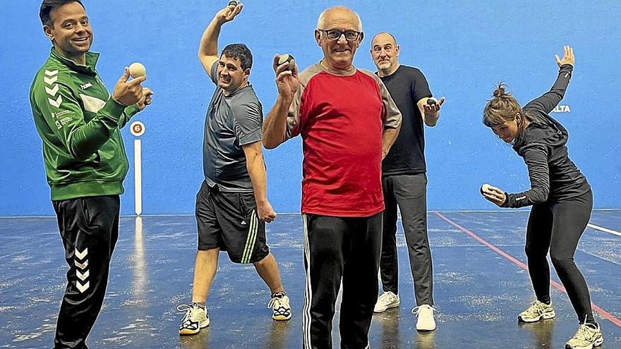 Iñaki Gárate, en el centro con los compañeros de curso de pelota y el profesor. | FOTO: DNA