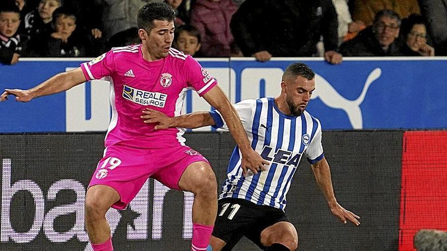 Luis Rioja disputa un balón durante el último choque entre el Alavés y el Burgos en Mendizorroza.