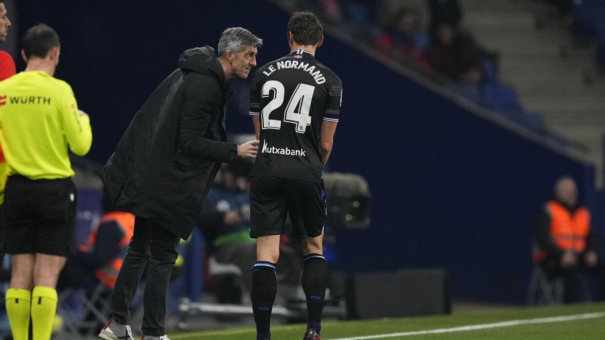 Imanol da instrucciones a Le Normand durante el partido de este lunes.