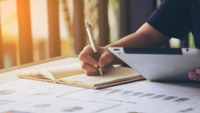 Un hombre compara recibos de la luz.