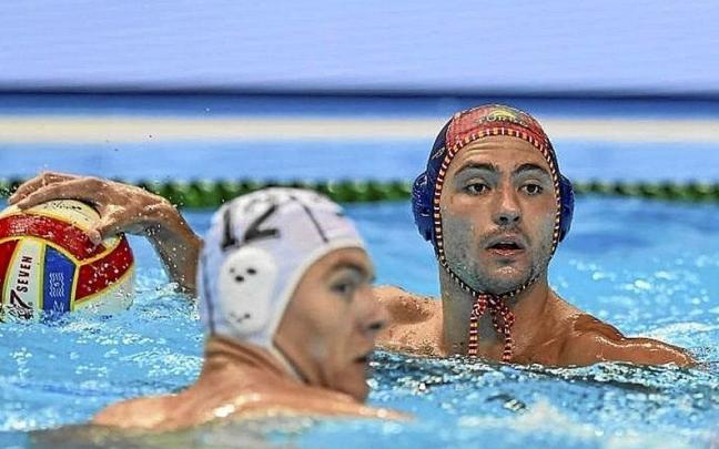 Alberto Munárriz, con el balón en una acción del partido de ayer ante Rumanía.
