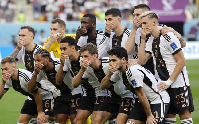 Los alemanes se tapan la boca en señal de protesta.