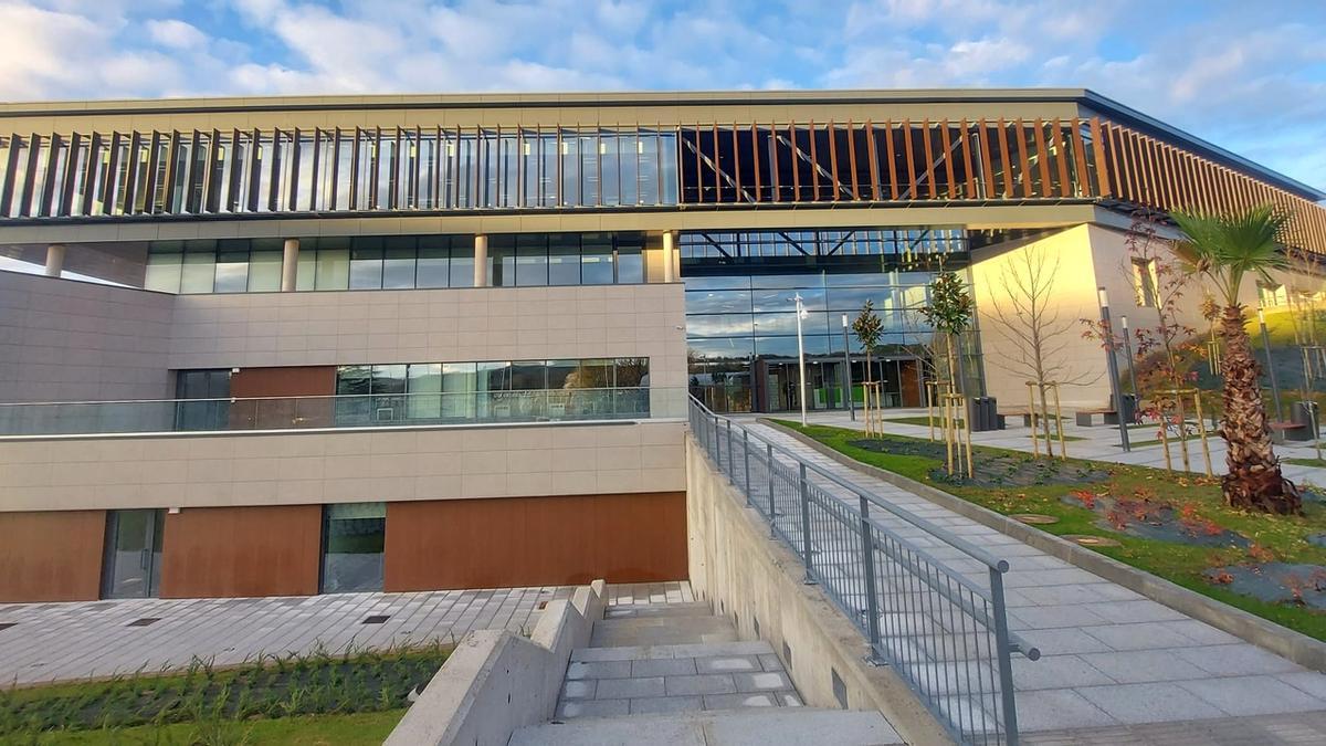 Parte de la plantilla y los servicios de seguridad del Aeropuerto de Biilbao ocupan ya el edificio técnico