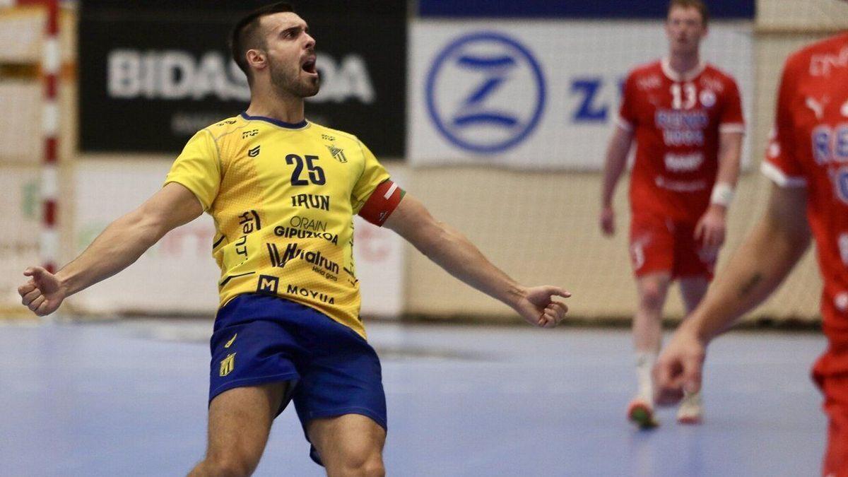 Jon Azkue celebra uno de los goles que marcó ayer al Kolstad en Artaleku.