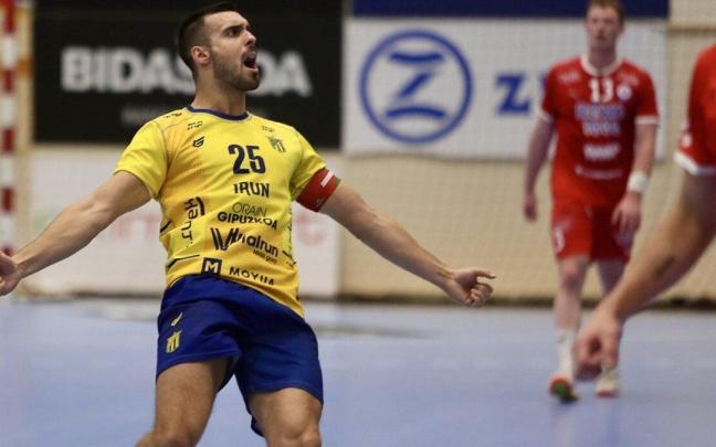Jon Azkue celebra uno de los goles que marcó ayer al Kolstad en Artaleku.