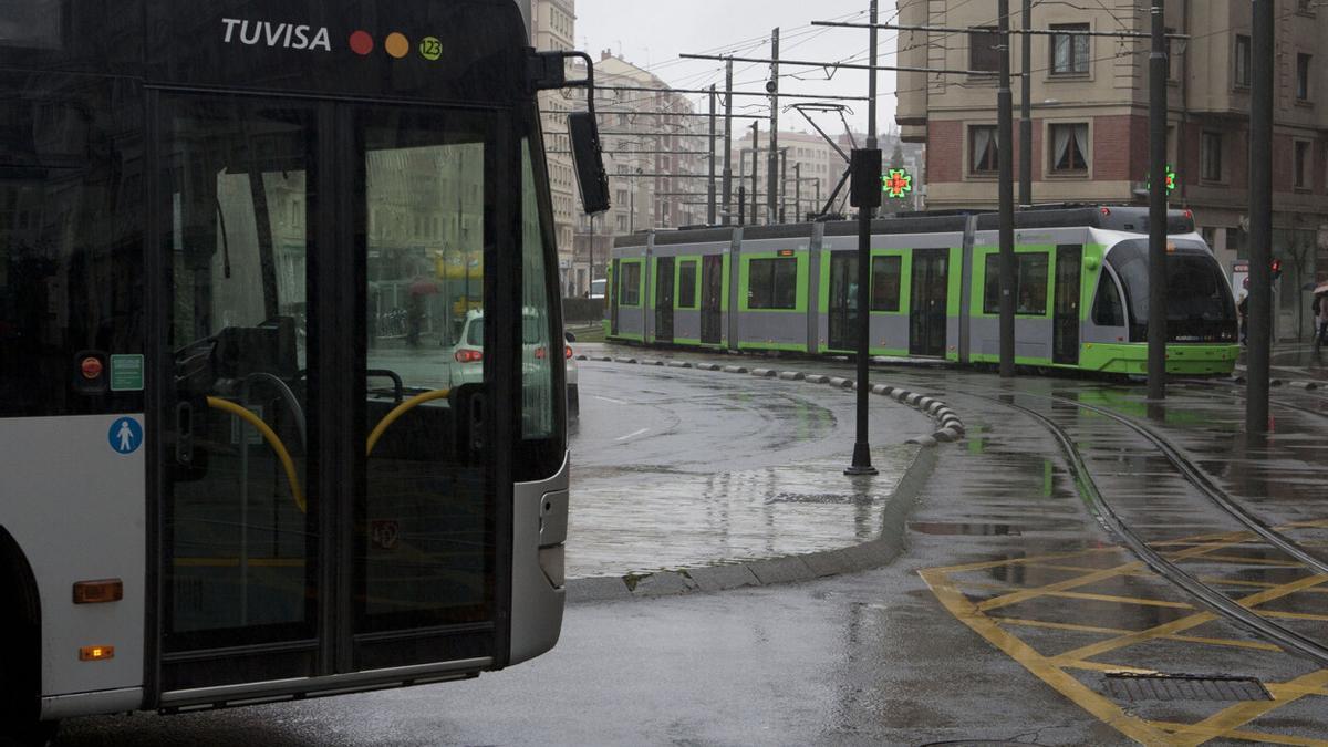 Tranvía y autobús urbano en el entorno de la rotonda de Lovaina