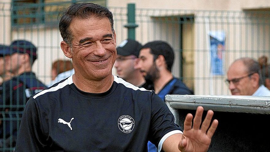 Luis García Plaza saluda a los aficionados durante el amistoso del pasado miércoles contra el Sporting. Foto: Jorge Muñoz