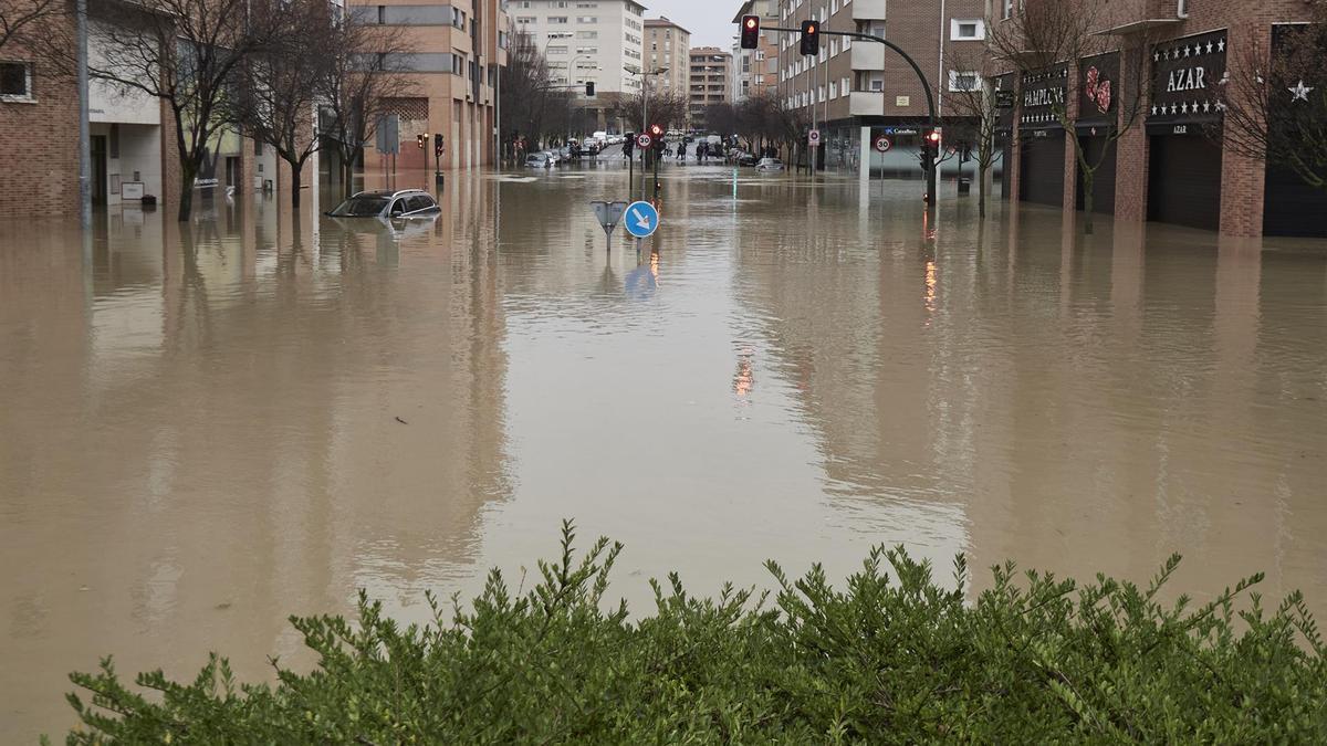 Vía inundada en el barrio de la Rochapea en diciembre de 2021.