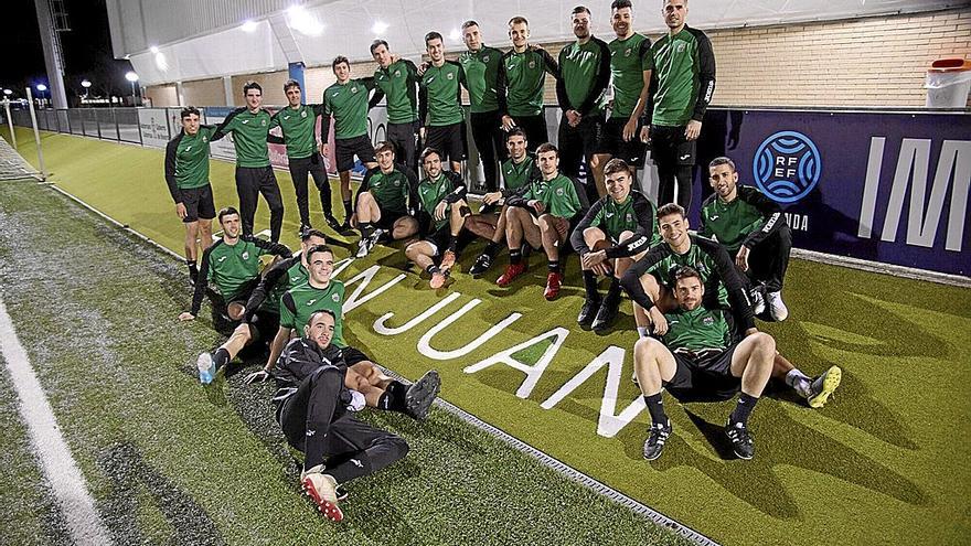 La plantilla del San Juan, posando en la Agrupación, campo donde reciben hoy (17.00 horas) al Numancia en primera ronda de Copa del Rey.