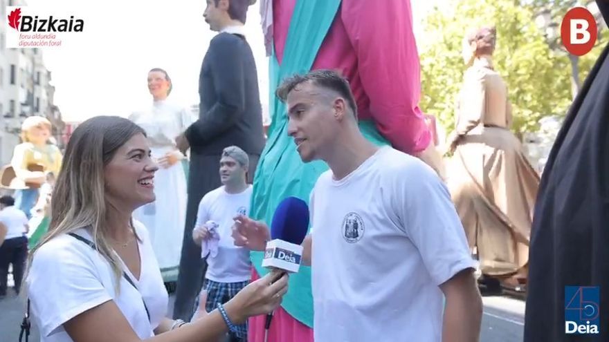 Yaiza Arrizabalaga conoce el origen de algunos de los gigantes de Aste Nagusia