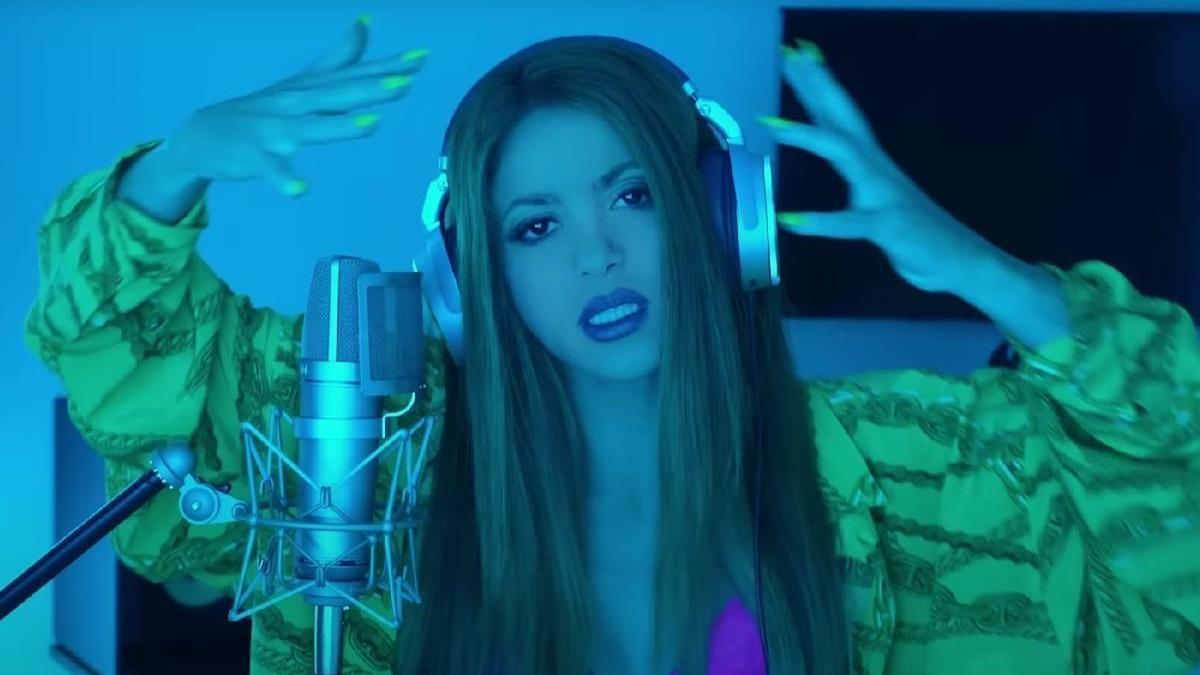 Shakira interpreta el tema que grabó en el estudio del productor argentino Bizarrap.