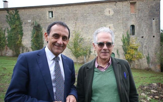 Los expertos Javier Velaza, a la izquierda, y Joaquin Gorrochategui, analizaron la importancia del hallazgo desde el punto de vista de la lingüística