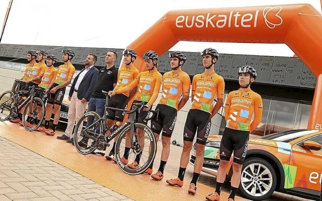 Algunos de los ciclistas preseleccionados, con Ibai Azurmendi primero por la derecha. Algunos de los ciclistas preseleccionados, con Ibai Azurmendi primero por la derecha.