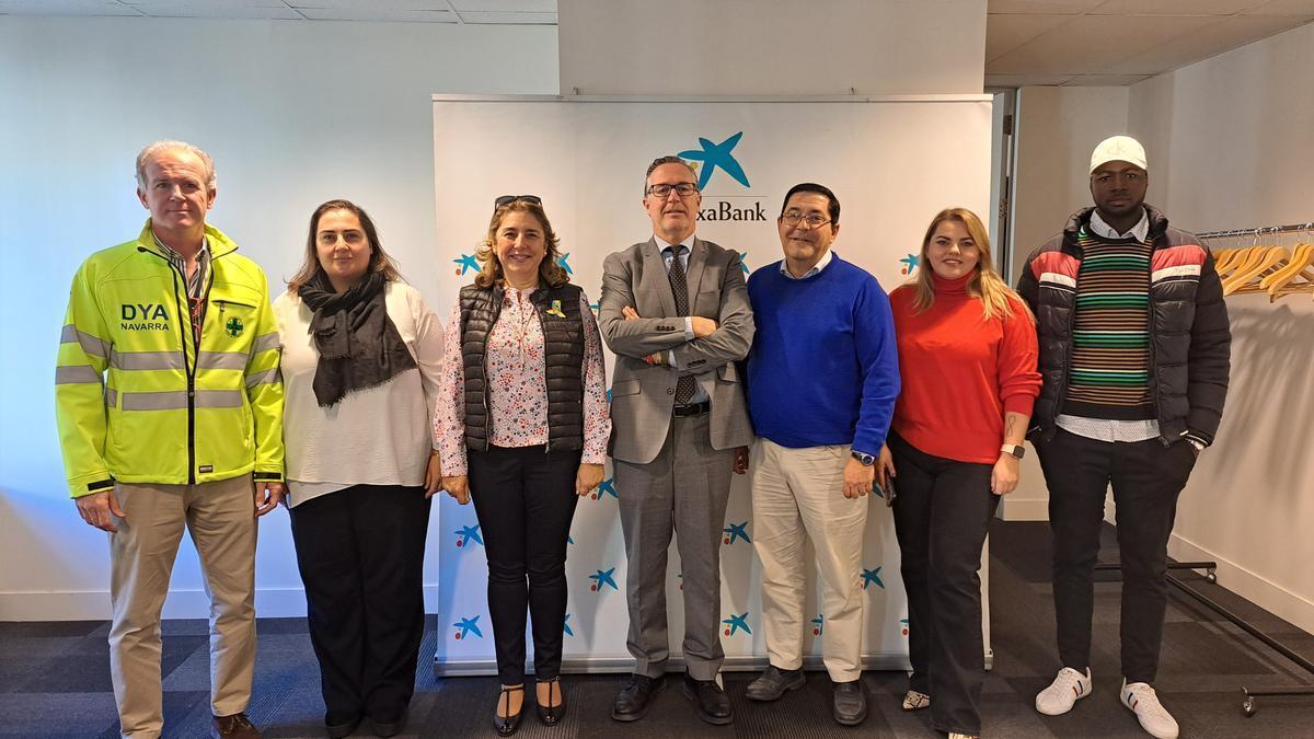 Representantes de Asociaciones y ONGs que colaboran con la carrera (ASVONA, DYA, Sonrisas de Ucrania, Tantaka) junto a Miguel Navarrete (CaixaBank) y David Chimeno (Coopera ONG).