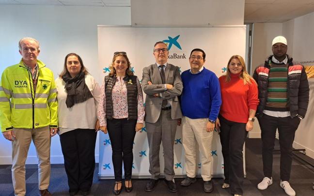 Representantes de Asociaciones y ONGs que colaboran con la carrera (ASVONA, DYA, Sonrisas de Ucrania, Tantaka) junto a Miguel Navarrete (CaixaBank) y David Chimeno (Coopera ONG).