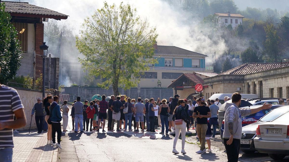 Varios vecinos de Balmaseda observan el avance de las llamas el pasado domingo. | FOTO: PABLO VIÑAS