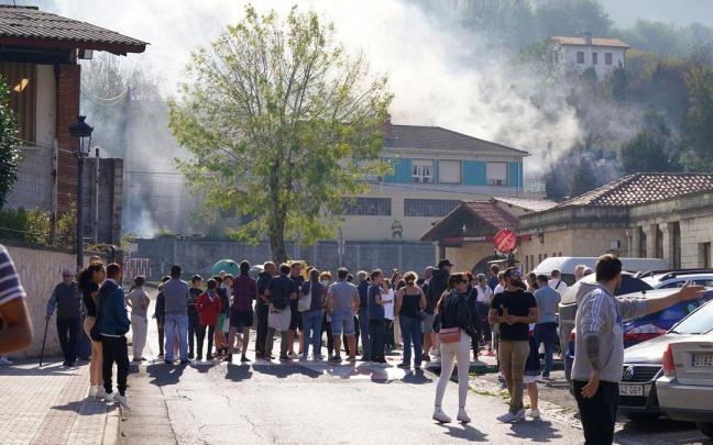 Varios vecinos de Balmaseda observan el avance de las llamas el pasado domingo. | FOTO: PABLO VI&Ntilde;AS