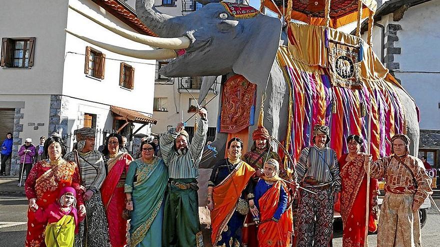 Un grupo llegando a Leitza desde India en los últimos carnavales.