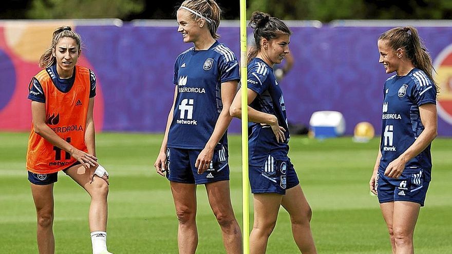 Jugadoras de la selección española femenina, ayer jueves durante el entrenamiento. | FOTO: EFE