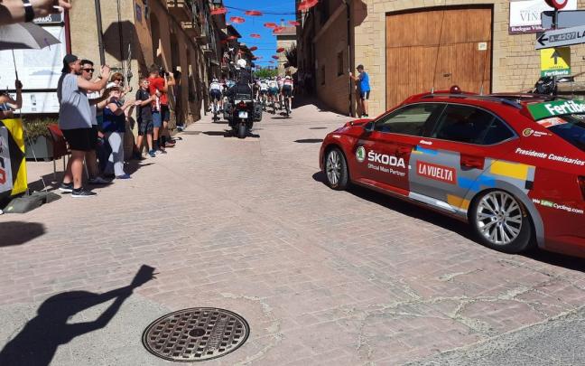El pelotón a su paso por Navaridas.
