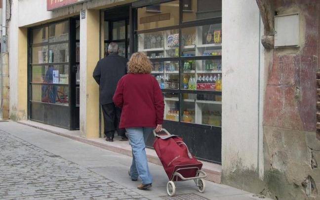 Mujer con un carro de la compra dirigi&eacute;ndose hacia un supermercado en Dulantzi